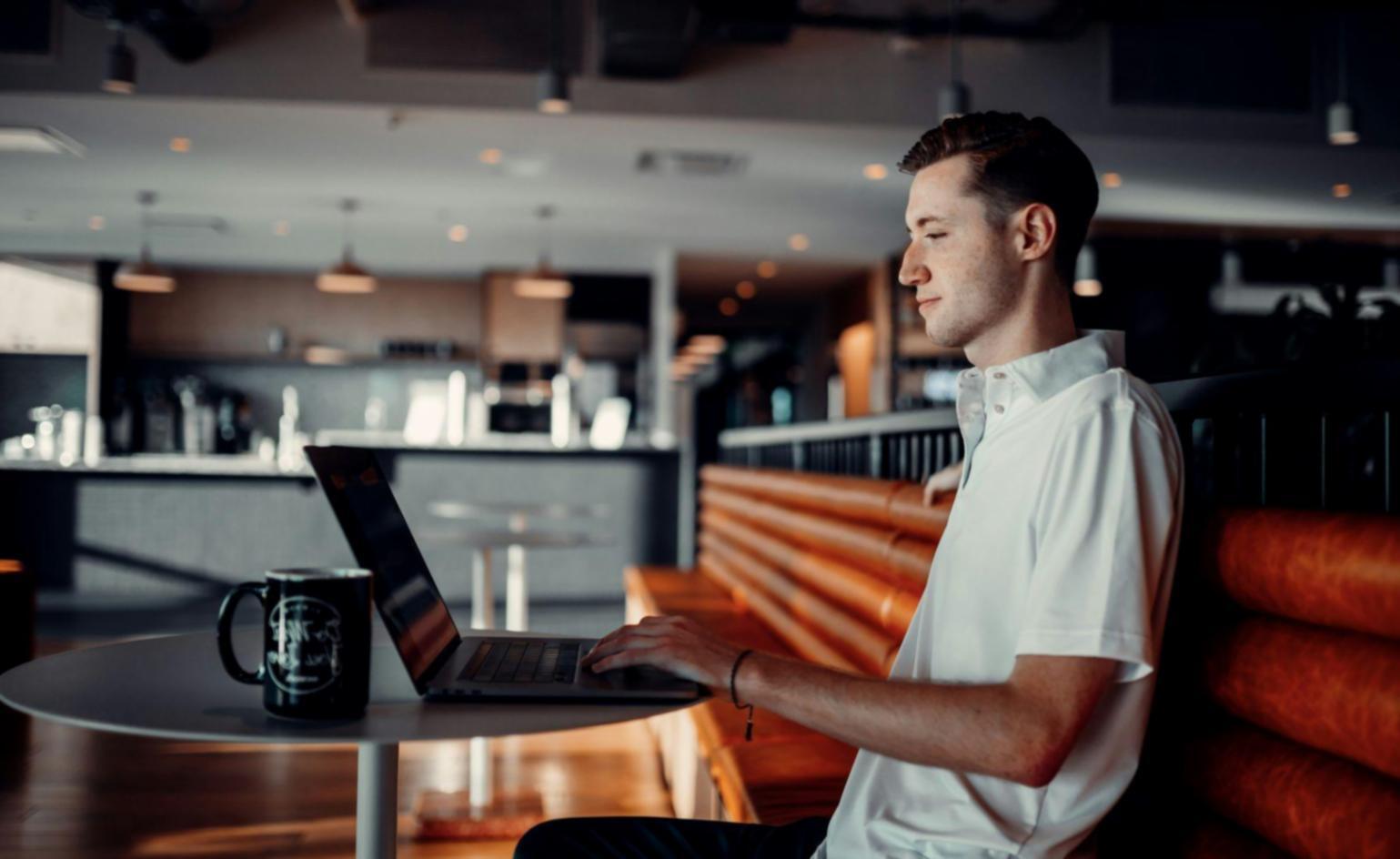 Finanzanalyse-Arbeitsplatz mit Diagrammen und Berichten